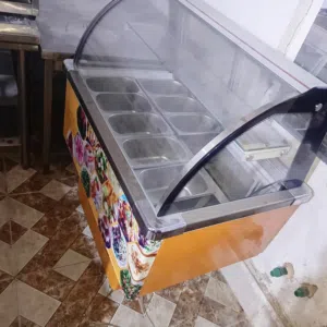 عارضة مقبلات للبيع