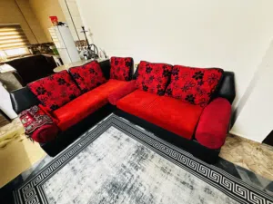 طقب كنب كورنر 3 قطع لون احمر من تحت جلد للبيع
