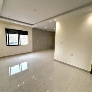 ثالث مع روف في ابو علندا قرب دوار البنزين تشطيب فخم