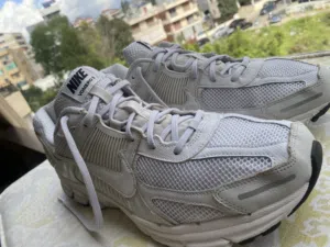 نايك فوميرو 5 (Nike Vomero 5) اللون: رمادي فاتح / أبيض