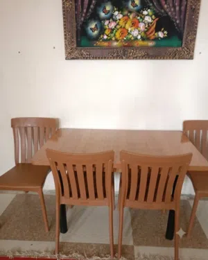 ميز طعام مع قنفه جلد