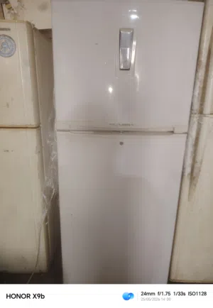 للبيع ثلاجة نظيفه وشغاله بحاله ممتازه