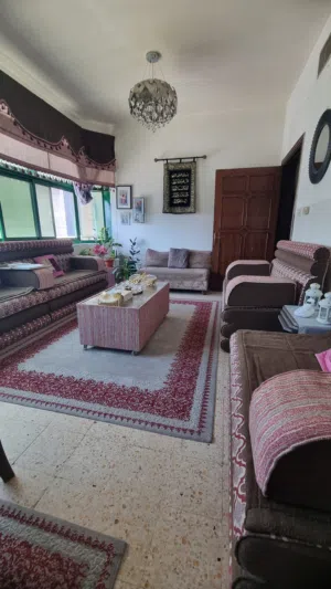 طقم جلوس كامل مع السجادة طاولة وسط وطاولة زاوية من غير الستاير مطلوب 1100 درهم ابوظبي شارع الفلاح