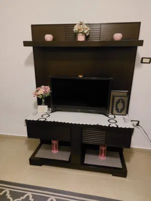 طاولات شاشة وفضية عرض للبيع بحالة ممتازة  كل طاولة حجم وسعر في خشب لاتية وفي زان تفصيل