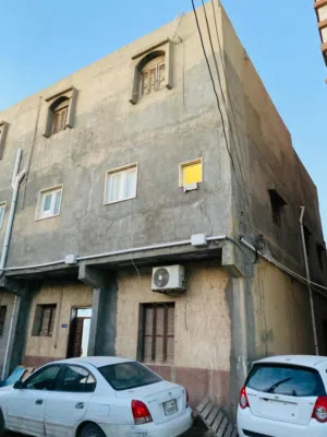 السلام عليكم بيت في قلب البلاد في رياضيه 3 طوابق بسعر نار أقرا الوصف 4 شقق