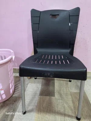 black heavy duty plastic chair