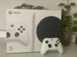 للبيع Xbox series S  مع جميع الملحقات الاصليه - مستخدم لمده ثلاثة اشهر فقط اقرأ الوصف مهم
