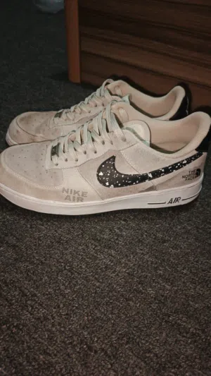حذاء Air Force 1 مستعمل ولكنه بحالة ممتازة نمرة 42 لون اسود وبيج وأبيض