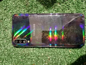 Samsung A70 إليك خلاصة الخلاصة لهاتف **Samsung A70**:  * **الشاشة:** عملاقة وممتازة جداً (6.7 بوصة