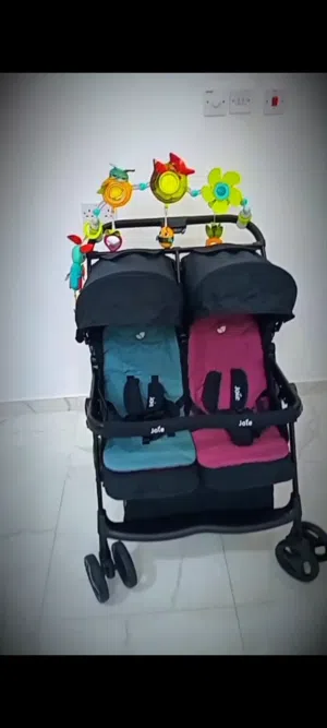 للبيع  عربة أطفال مزدوجة (للتوائم) من العلامة التجارية Joie، وتحديداً موديل Joie Aire Twin. تتميز هذ