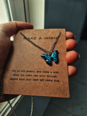 قلادة الفراشة الملونة