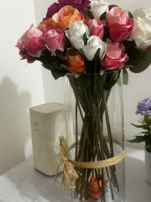 مزهرية مع ورود صناعية