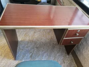 طاولة دراسة للبيع بحالة جيدة جداً