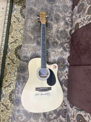 قيتار acoustic للبيع ناقصه وترين
