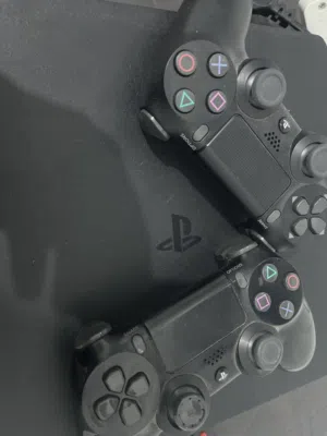 بلايستيشن 4 slim معدل , بحالة ممتازة ، استعمال خفيف + يديتين اصليات