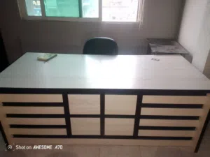 مكتب بحالة ممتازة