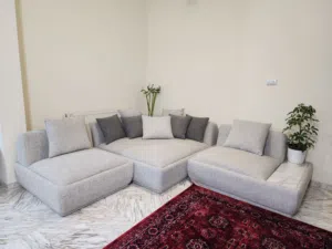 طقم كنب 9 مقاعد شبه جديد للبيع بداعي السفر