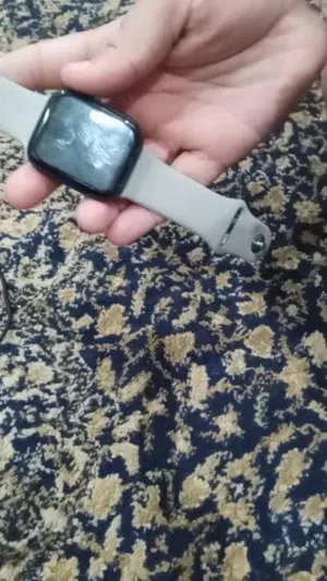 ساعه سمارت للبيع معاها كفر حمايه وشاحن وكستك واحد لونه سكني