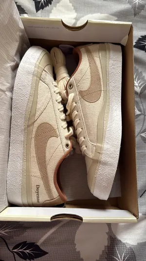 Others . Nike . 390