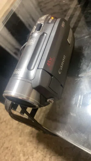 كاميرا للبيع نوع كانون فيها مشكلة صغيرة بس بشاحن بتشتغل و بضل شغالة سعرها 150
