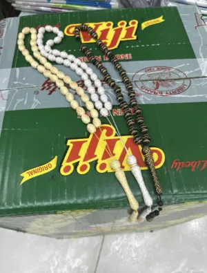 سبحه بـ ثلالث الوان