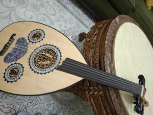 عود احترافي للبيع صنع في ورشة احمد عبد الحليم (اقدم ورشة في العتبه في مصر )