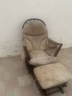 كرسي هزاز مع طاولة