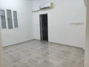 غرفة وحمام بفيلا بالمعبيله الثامنه بجوار مسجد الخليلي قريب مدينة السلطان وقريب الجامعه