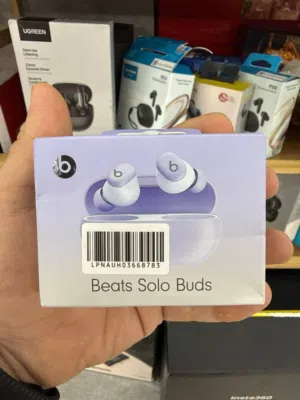 ايربودز beats solo bud الغنية عن التعريف بلونها المميز والنادر