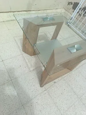 طاوله حجمها متوسط بحاله ممتازه