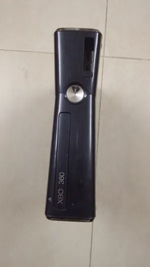 بلاي اكس بوكس 360 مساحه 250 السنه الذي اصدر به بلاي 2010 جهاز نظيف ومستعمل قليلا وهارد 50 لعبه وياه
