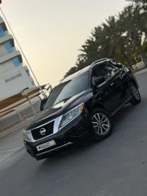 Nissan pathfinder 2014 mid option in excellent condition