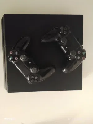 بلايستيشن 4 للبيع مع حسابات فورتنايت روكيت ليق (أكثر من عشرين سكن)