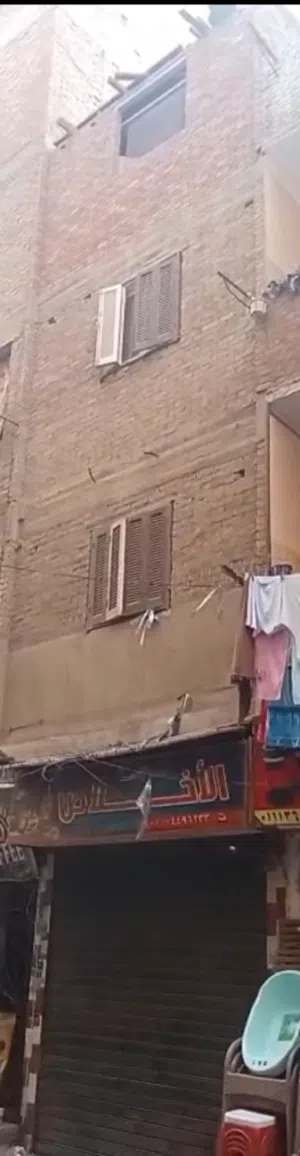 المنزل مكون من 3 طوابق الدور الثالث واقف على الصبة