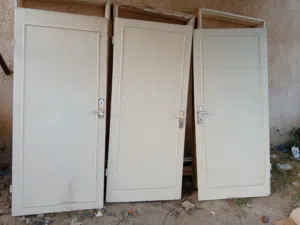 3 أبواب خشب للبيع بحاله ممتازه