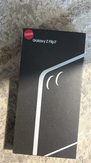 Samsung Galaxy Z Flip7 brand new only 1 month use Excellent condition like new 256gb titanium gray