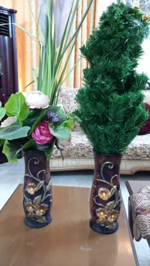 فازة مزهرية فخارية عدد 2 مع الزرع الاصطناعي متروكة يعني صحيح جديدة بس نعتبرها مستعملة