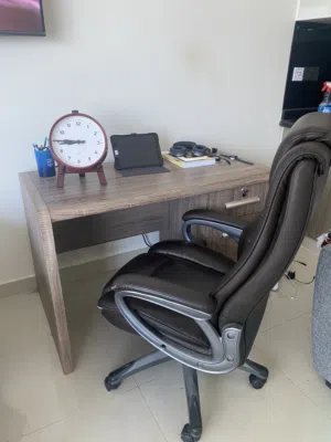 مكتب مع كرسي