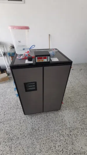 فقاسة برفوف أربعة أو حسب الطلب وقطع الغيار متوفرة للبيع