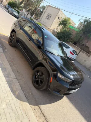 جيب كراند شيروكي بلاك توب ادشن موديل 2023 اللون اسود