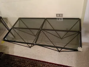 طقم طربيزات كبيرة وثنتين صغار زجاج وحديد