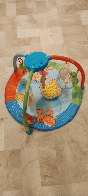 سجادة ألعاب play gym للأطفال مع موسيقى وألعاب معلّقة ماركة chicco