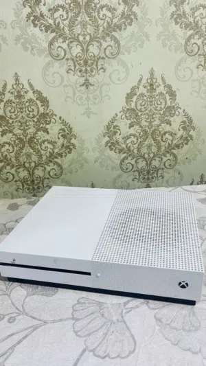 xbox one s  ذاكره 1تيرا استعمال شهرين نضيف 80% فيشه HD اصليه مالت البلي  جوستك اصلي مالت البلي