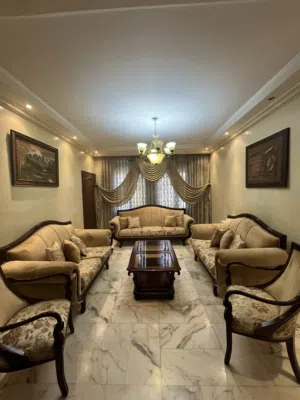 طقم كنب مع طاولات وستائر للبيع