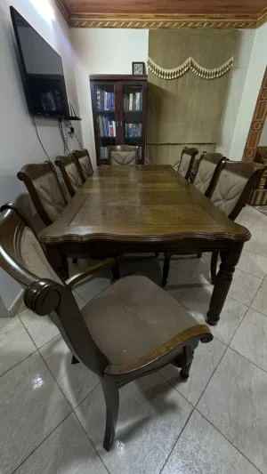 للبيع طاولة طعام فخمة مع كراسي