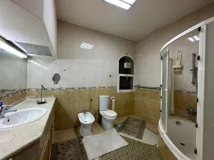 فيلا تجارية بجانب الوحدة مول للايجار