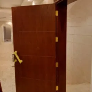 معلم دهانات الأبواب الخشاب والحديد والديكورات