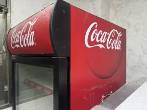 ثلاجة كوكاكولا شبه جديدة للمحلات التجارية