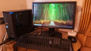 للبيع كمبيوتر مكتبي (Acer) متكامل مع شاشة dell وملحقات - تمت ترقيته بـ SSD