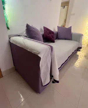 كنبه 3 أشخاص باللون الأرجواني ب 4 وسائد